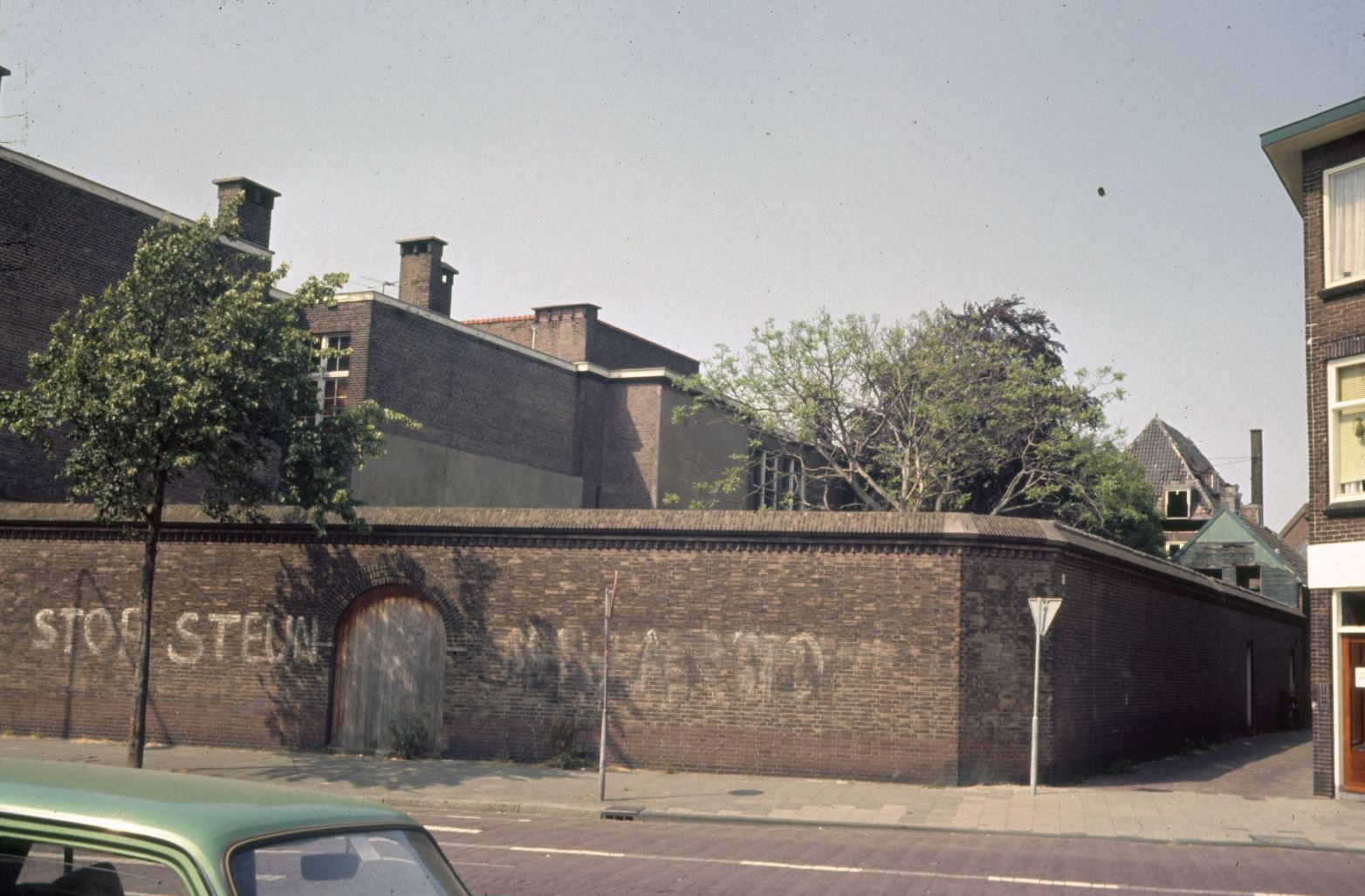1980 muur speelplaats Barbaraschool.jpg